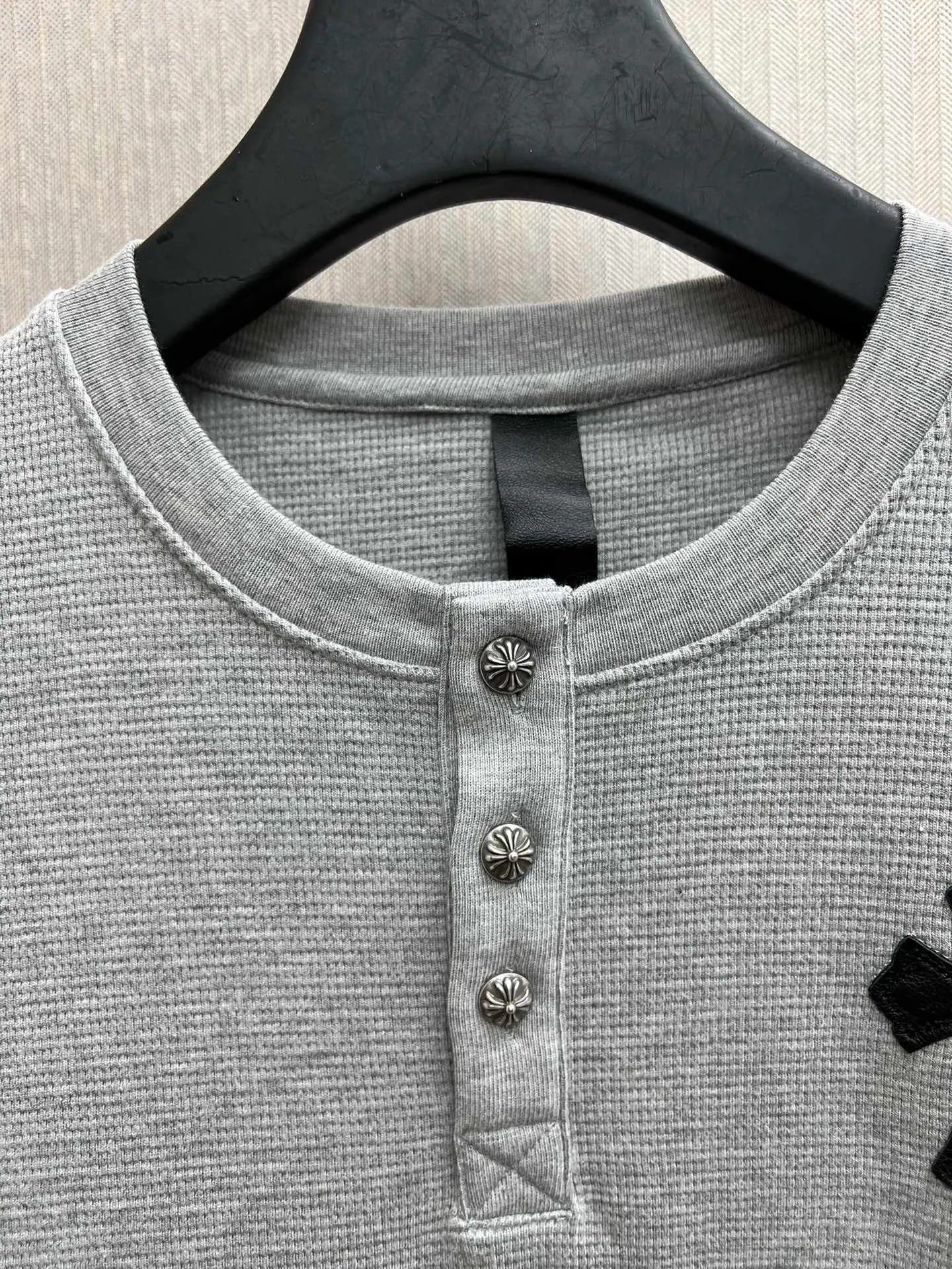 🅿️440 Crow Heart 25SS leather henley collar waffle sweatshirt. The fabric is made of 350g cotton waffle double-layer material before washing. Size: S.M.L